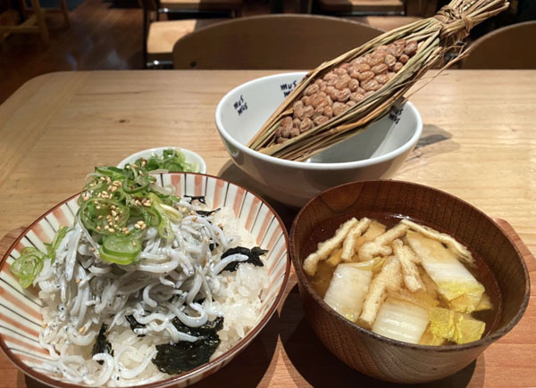 わらづ納豆に「しらすかけご飯とお味噌汁のセット」（950円）／（Ｃ）日刊ゲンダイ