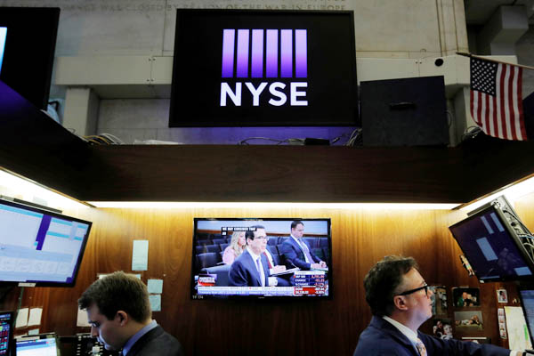 ムニューチン米財務長官のニュースが流れるニューヨーク証券取引所（Ｃ）ロイター