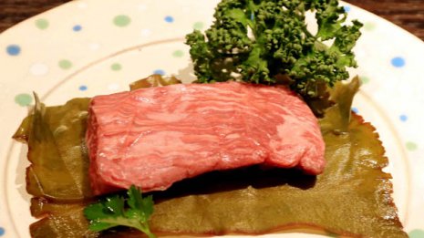 【モモ肉の昆布締め】肉に「うま味成分」をのせる