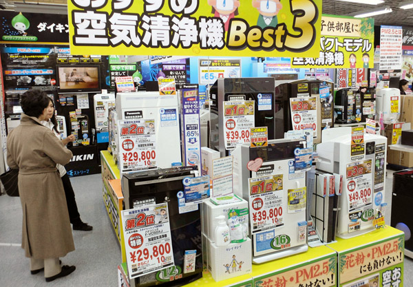 家電量販店の売り場に並ぶ各社の空気清浄機（Ｃ）共同通信社