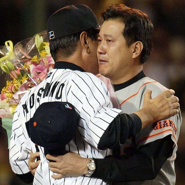 2003年、巨人の監督を退任する際、阪神の星野監督（左）と抱き合い、涙する原監督（Ｃ）日刊ゲンダイ