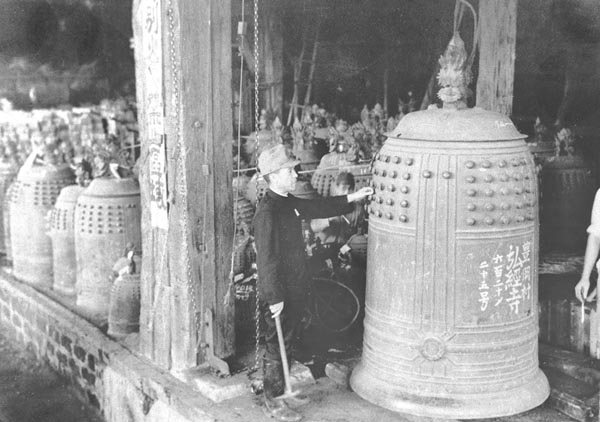 太平洋戦争直前の1941年9月1日に施行された金属類回収令により、寺院の梵鐘から家庭の鍋釜に至るまで軍需用資材として、利用可能な金属類は根こそぎ供出させられた（Ｃ）共同通信社