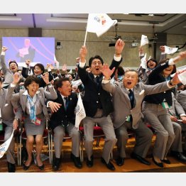 2020年五輪の開催都市が東京に決まり、喜ぶ安倍首相（中央）ら（Ｃ）共同通信社