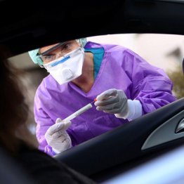 今や世界標準のPCR“ドライブスルー”検査 厚労省なぜスルー