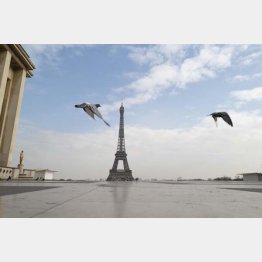 フランス政府が外出制限を開始した後に人けがなくなったパリのトロカデロ広場とエッフェル塔（Ｃ）ゲッティ＝共同