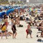 米国は“戒厳令”状態でも…春のビーチはパリピで大混雑！