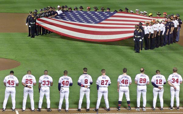 「9.11」ではファンも選手も一体となって犠牲者を追悼した（Ｃ）ロイター