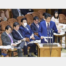 23日午前、参院予算委の答弁で、東京五輪延期の判断について述べる安倍首相（Ｃ）共同通信社