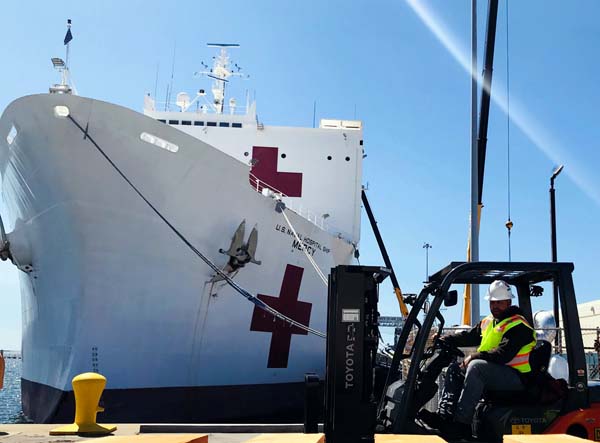 カリフォルニア州サンディエゴに停泊する病院船「USNSマーシー」号（C)ロイター／US海軍提供　