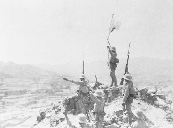日中戦争で渉県を占拠して万歳する日本兵（Ｃ）共同通信社