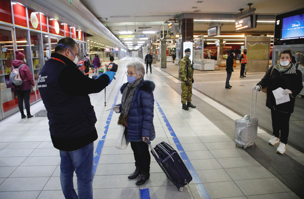 伊ミラノ駅で警備員から体温チェックを受ける乗客（写真はイメージ＝ロイター）