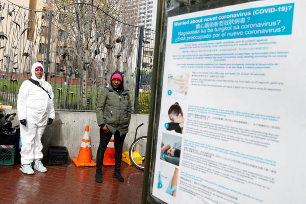 外出禁止措置が出ているカリフォルニア州サンフランシスコの公衆トイレを清掃する作業員（Ｃ）ロイター