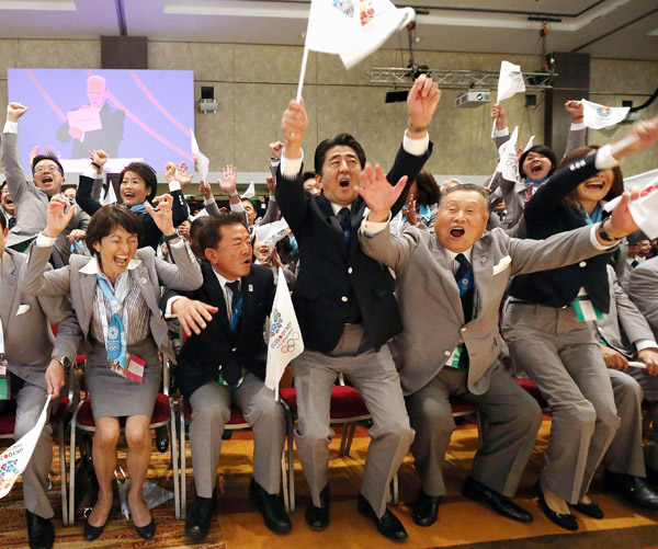 東京での開催が決定し喜ぶ安倍首相ら（2013年9月）／（Ｃ）共同通信社