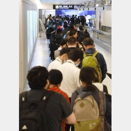 成田空港は一時混雑（PCR検査の列に並ぶ人たち）／（Ｃ）共同通信社