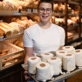 「トイレットペーパーがないならケーキを食べれば良い」？