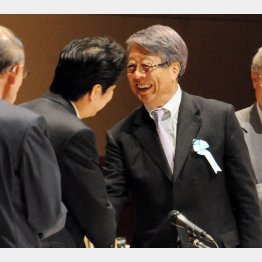 安倍首相（左）とウシオ電機の牛尾治朗会長（Ｃ）日刊ゲンダイ