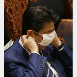 安倍首相自身も「布マスク」を使っているが…（Ｃ）日刊ゲンダイ