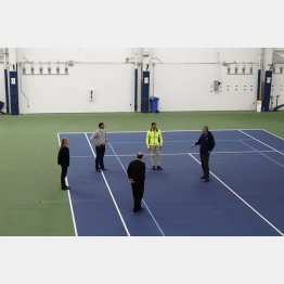 テニスコートで市長が指示（Ｃ）ロイター