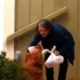 隣家で孤立する高齢女性のために“デリバリー犬”が大活躍！