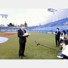 5日の会見に応じる、東京六大学野球連盟の井上崇通理事長（Ｃ）共同通信社