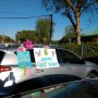 100歳女性の誕生日を祝おう！「3密」を避けて車でパレード