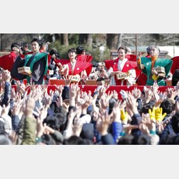 2月3日、成田山新勝寺の節分会で豆をまく、NHK大河ドラマ「麒麟がくる」出演の（左から）長谷川博己、門脇麦、木村文乃、堺正章（Ｃ）共同通信社