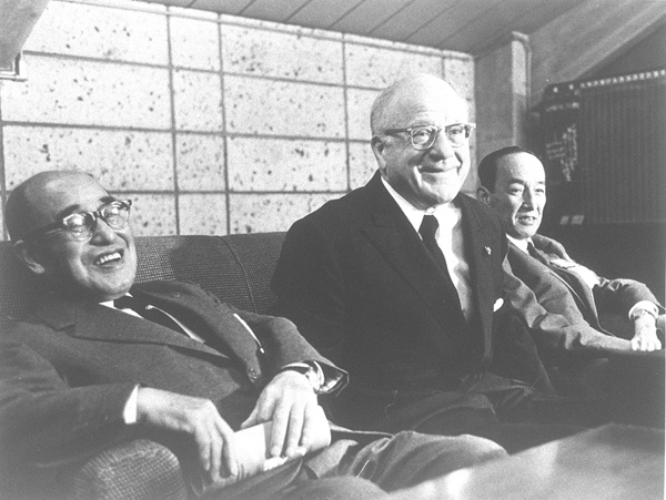 1964年東京五輪の開会式を終え、記者会見する安川第五郎組織委会長（左）とブランデージＩＯＣ会長（央）／（Ｃ）共同通信社