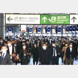 補償なしには7割削減はムリ（緊急事態宣言後も通勤する人々＝品川駅）／（Ｃ）日刊ゲンダイ