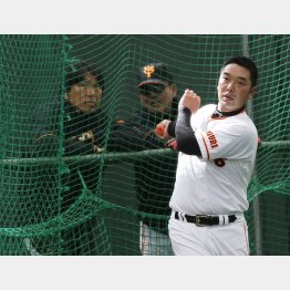 2016年の春季キャンプ阿部の打撃練習を見守る松井臨時コーチ（左）と筆者（Ｃ）日刊ゲンダイ