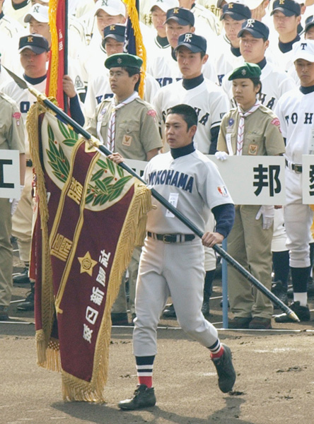 04年センバツ開会式で準優勝旗を返還する当時の村田主将（Ｃ）共同通信社
