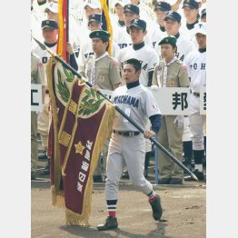 04年センバツ開会式で準優勝旗を返還する当時の村田主将（Ｃ）共同通信社
