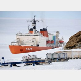 南極・昭和基地沖に接岸した観測船「しらせ」／（南極観測隊同行記者撮影）