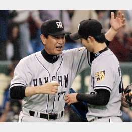 12年ぶりの開幕勝利に井川投手を迎える星野監督は表情（＝2002年開幕戦・対巨人戦で）／（Ｃ）共同通信社
