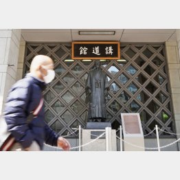 全日本柔道連盟の事務局が入る東京都文京区の講道館。奥は講道館柔道の創始者、嘉納治五郎像（Ｃ）共同通信社
