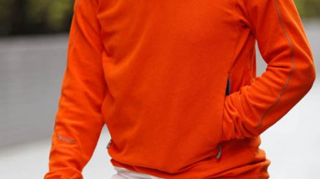 部屋着や散歩にも ロゴ入りスエットパーカは最適の一枚