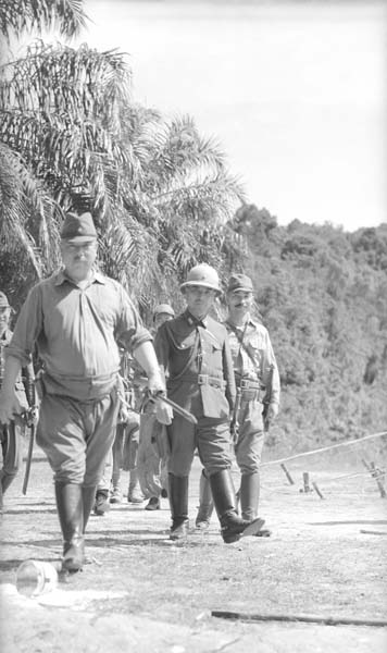 前線を視察する山下奉文最高指揮官（左、1942年2月23日）／（Ｃ）共同通信社