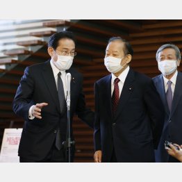 安倍首相と会談後、記者の質問に答える自民党の岸田政調会長（左）と二階幹事長（央）／（Ｃ）共同通信社