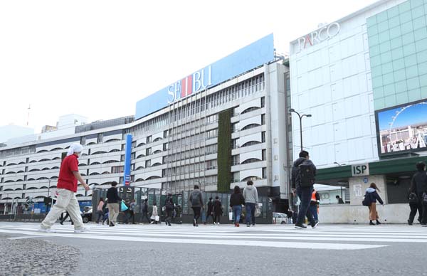 緊急事態宣言が発令から1週間、閑散とする東京・池袋駅前（15日午後）／（Ｃ）日刊ゲンダイ