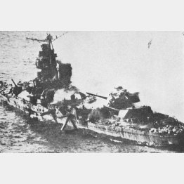 ミッドウェー海戦で米艦隊は日本艦隊を追撃。急降下爆撃隊は避退する重巡最上と三隅に攻撃をかけた。写真はクレオ・Ｊ・ドブソン中尉の撮影した沈没直前の「三隅」／（Ｃ）共同通信社