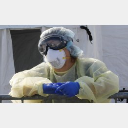 イタリア北部の仮設病院で、休息する新型コロナウイルス対応の医療関係者（Ｃ）ロイター／共同