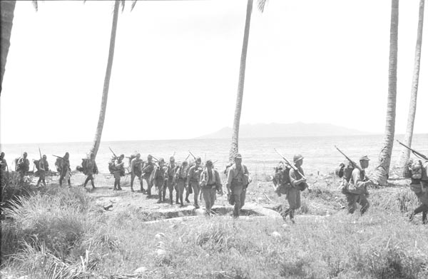 ガダルカナル島に上陸して行軍する日本軍兵士（Ｃ）共同通信社