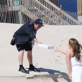 結婚指輪が間に合わない…最後の瞬間に現れた粋な配達員！