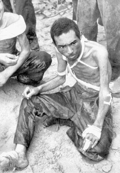 ガダルカナル島で米軍の捕虜となった日本軍兵士。疲れ果て、飢えている（1943年2月）／（Ｃ）共同通信社