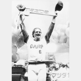 初のＭＶＰに選ばれ喜ぶ広島のジム・ライトル選手＝1980年11月（Ｃ）共同通信社