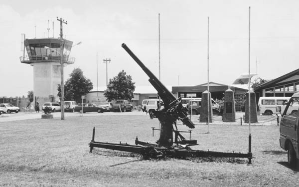 争奪をめぐって日米両軍が激しく戦ったヘンダーソン飛行場（現ホニアラ国際空港）脇に残る旧日本軍の高射砲（Ｃ）共同通信社