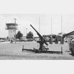 争奪をめぐって日米両軍が激しく戦ったヘンダーソン飛行場（現ホニアラ国際空港）脇に残る旧日本軍の高射砲（Ｃ）共同通信社