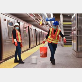 ニューヨークの地下鉄で消毒作業をする人々（Ｃ）ゲッティ＝共同