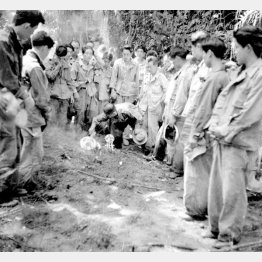 戦後、南太平洋の島々で戦死した人々の遺骨収集が政府によって行われ、大成丸遺骨調査団がガダルカナル島を訪れた。ガダルカナル島ポハ河畔での遺骨の火葬（1955年3月）／（Ｃ）共同通信社