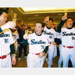 2001年の日本一祝勝会での若松監督（央）／（Ｃ）日刊ゲンダイ