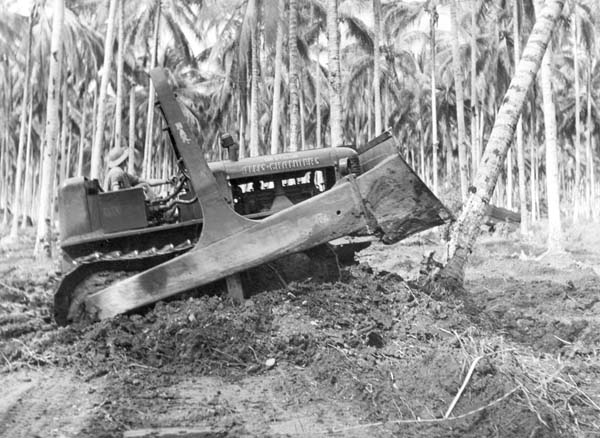ソロモン諸島ガダルカナル島で、ヤシ林をなぎ倒して道路を建設する米軍のブルドーザー。人の力なら何週間もかかる仕事をあっという間にやってのけた（1943年2月）／（Ｃ）共同通信社